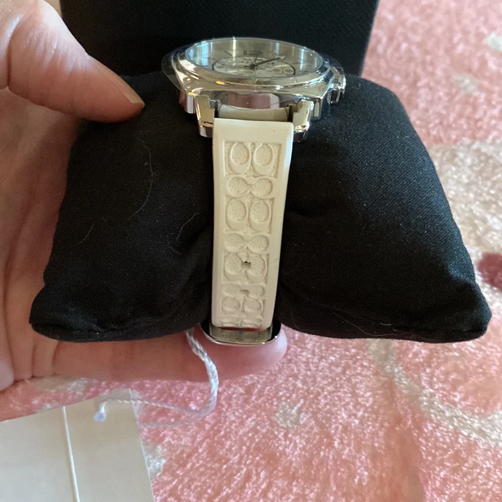 Coach Boyfriend Signature Silver Dial Women’s Watch. New in original box. - Picture 2 of 4